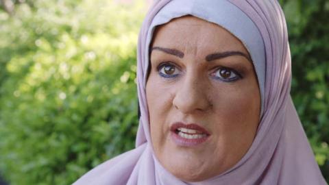 Szétalázták a brit nőt, aki egy hétig muszlimnak öltözve járt-kelt az utcán - videó