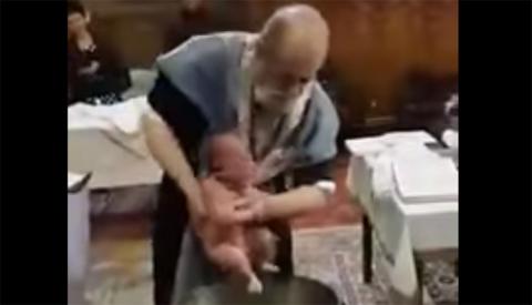 Döbbenetes dolgot művelt az ortodox pap a kisbabával egy keresztelőn – videó