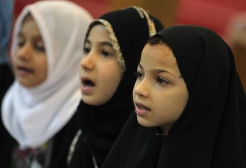 Muszlim iskolás kislányokat arról kérdezik, miért viselnek hidzsábot