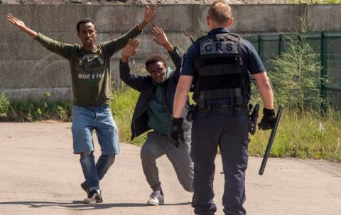 Börtönt kapott a francia rendőr, aki arcon ütött egy migránst