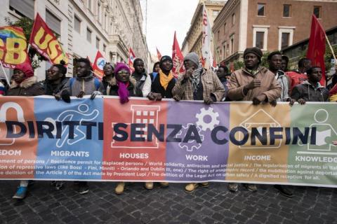 20 ezer afrikai migráns tüntetett a jogaiért Rómában