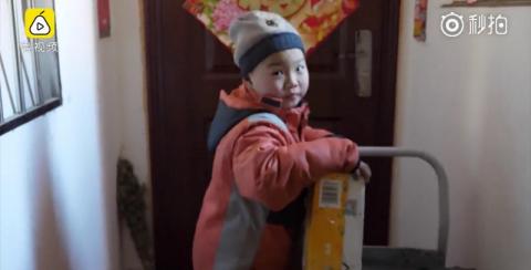 Futárként dolgozott egy 7 éves árva kisfiú Kínában