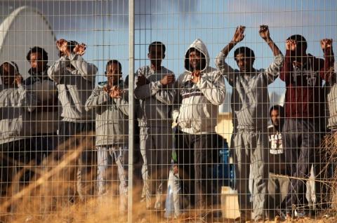 Egyedülálló afrikai migránsokat kitoloncolják Izraelből