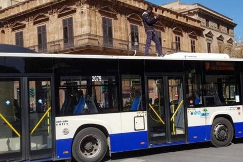 Busz tetején táncoló migráns okozott fennakadást Palermóban