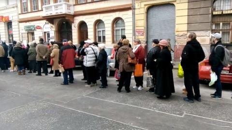 Tömegek álltak sorba az Erzsébetvárosban osztogatott ingyenes sonkáért