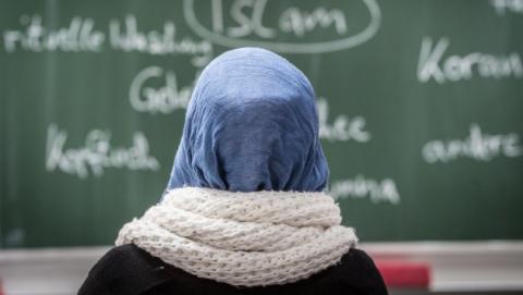 Betiltanák a fejkendők viselését az osztrák óvodákban és iskolákban