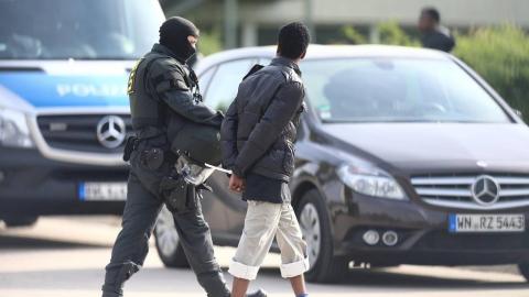 150 migráns támadt rá négy rendőrre, hogy ne toloncolják ki egy társukat