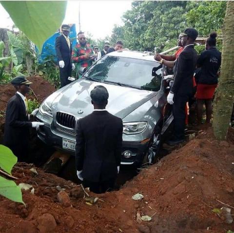 25 milliós BMW-be temette el az apját a nigériai férfi