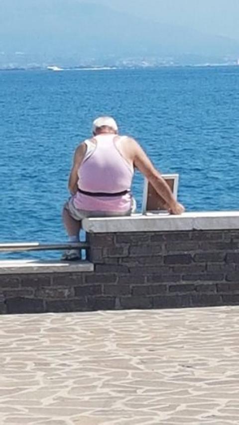 Mindennap a tengerhez viszi felesége fotóját az idős özvegy férfi
