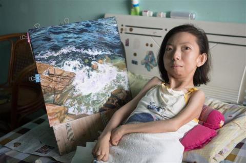 Lenyűgöző festményeket alkot a 30 éve lebénult kínai nő