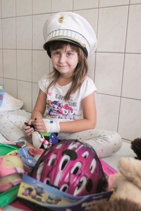 Ceglédi rendőrök gyűjtöttek pénzt a balesetet szenvedett kislány családjának