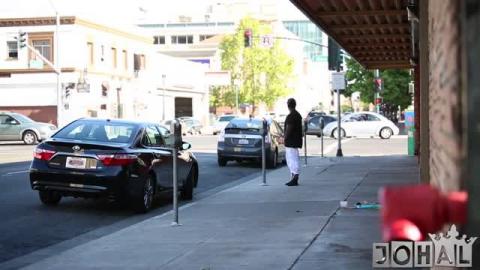 Hihetetlen módon segített egy hajléktalan férfi az autóson –videó