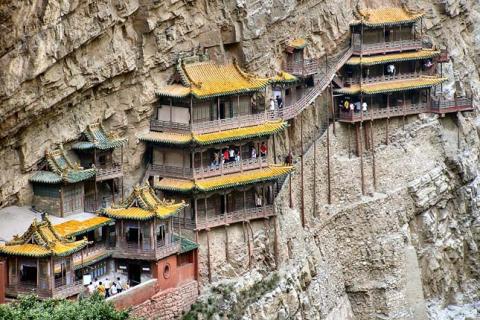 Látszólag egy szikláról lóg a kínai Függő kolostor