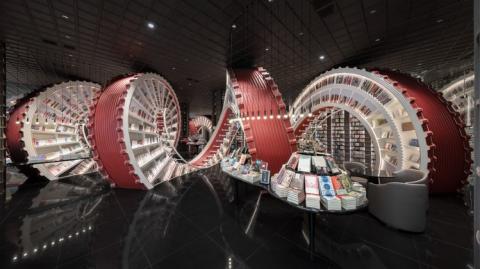 Az X+Living legújabb könyvesboltjának dizájnja egy spirális “bölcsesség létra” körül forog