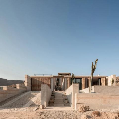 Az Arquitectura Nativa döngölt földből épített otthont egy nyugdíjas régész számára