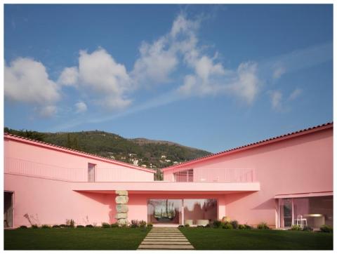 Rózsaszínbe borították a francia domboldalon lévő villát a Lancôme számára
