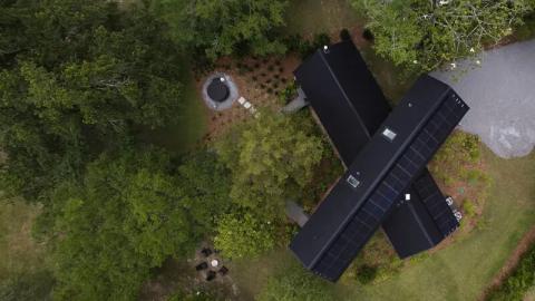 A Tall Architects átadta az X-alakú Fowl River kabint Alabamában