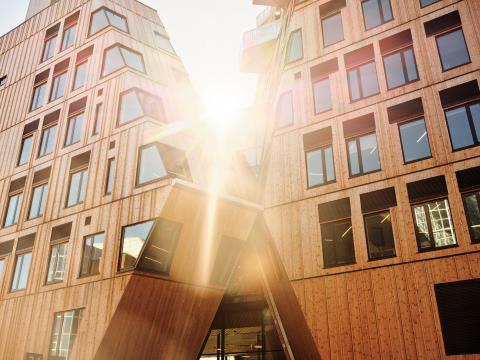 A Snøhetta vegyes felhasználású épülete Oslóban nettó nulla energiafelhasználással működik
