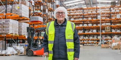 Fiatalok között akar lenni Ivor Ward, aki 98 évesen is dolgozik