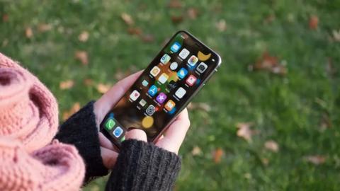Hajlítható és öngyógyító iPhone-kijelzőn dolgozik az Apple