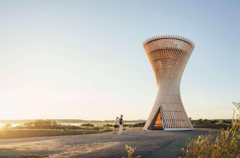 A White Arkitekter látványos fából készült kilátótornya Nyugat-Svédországban