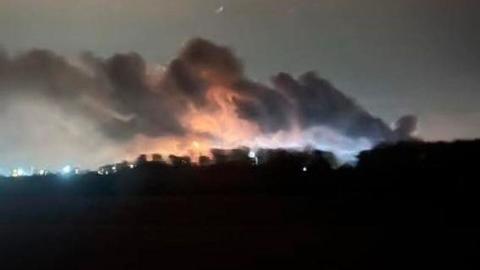 Még dolgoznak a tűzoltók Százhalombattán