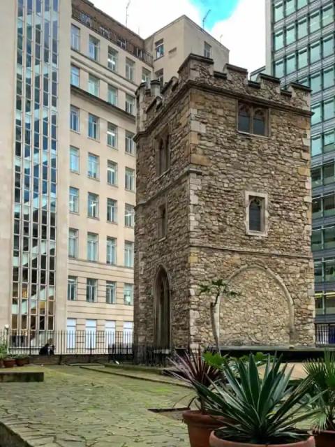 Különleges mérnöki bravúr Londonban: 700 éves templomtornyot acéloszlopokra emeltek