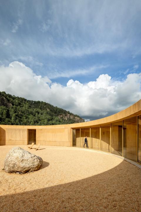 Egy kör alakú ház, amely napóraként működik