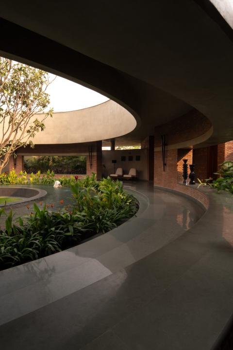 Egy kör alakú otthon, mely mély nyugalmat sugároz lakói számára