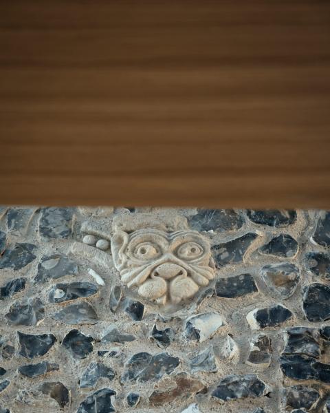 Kovakövekkel burkolták a történelmi közegben épült iskolát