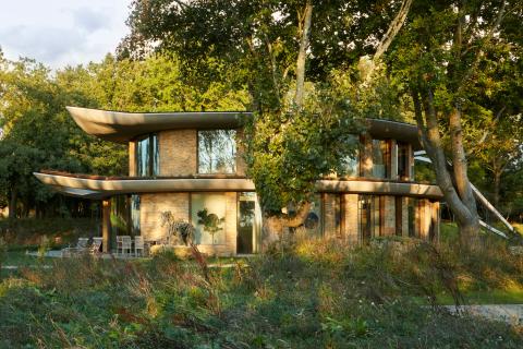 Organikus otthon a természetben: a Leaf House egy levél alakot öltő családi ház