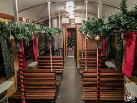 Ünnepi díszítésű kocsik közlekednek a téli szünetben a Gyermekvasúton