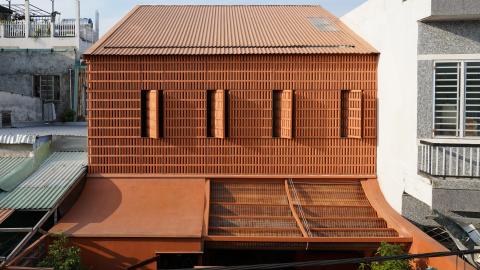 Perforált terrakotta tégla ékesíti a vietnámi családi ház homlokzatát