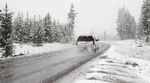 Útinform: sok helyen latyakosak, hókásásak az utak