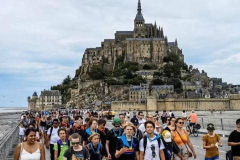 Elege van a turistákból Mont-Saint-Michel lakosságának