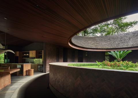 A filmes látványvilág és a természet harmonikus találkozása egy James Bond film ihlette Balinéz villában