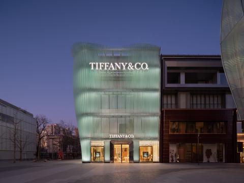 Éteri üvegfátyol borítja a Tiffany & Co pekingi üzletét