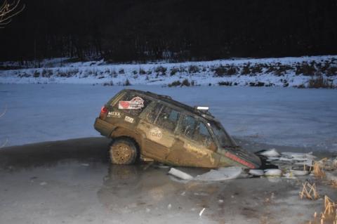 Autóval hajtott a tó jegére