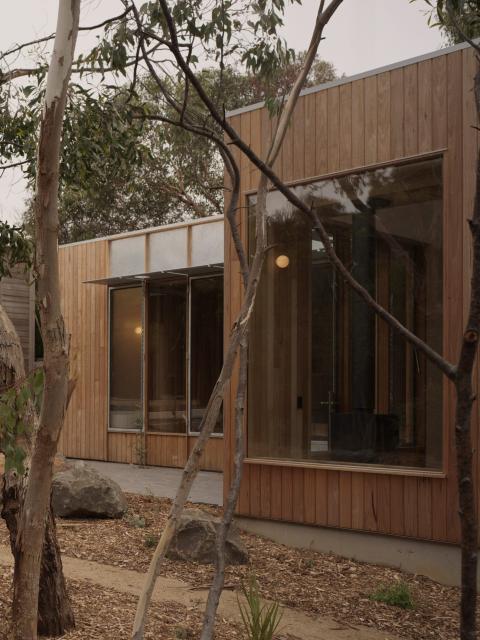 Bozóttűz-álló design a tengerparton: Tristan Burfield ausztrál eukaliptuszfából épített melléképülete