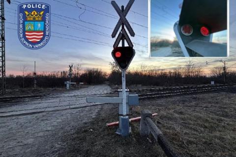 Letörte a sorompót, megrongálta a fénysorompó villogó jelzésének burkolatait – keressük!