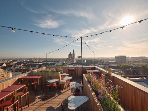 Lionel Jadot egy eklektikus, ipari megjelenésű hotelt alakított egy volt katonai laktanyából