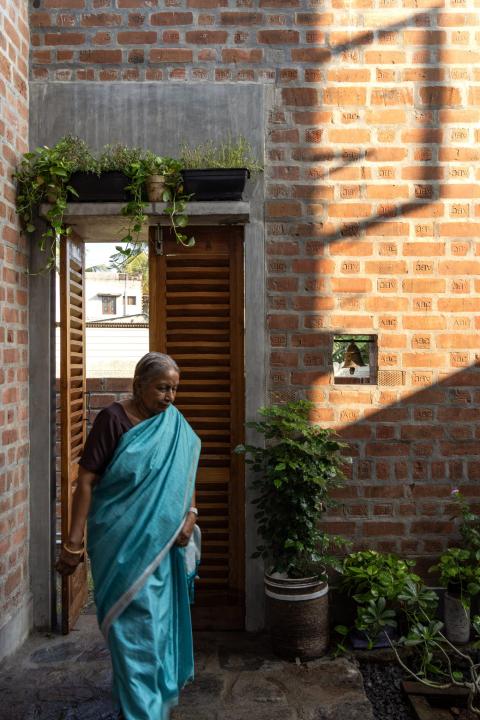 Egy újrahasznosított anyagokból épült indiai otthon, amiben csak a "szükséges" van meg