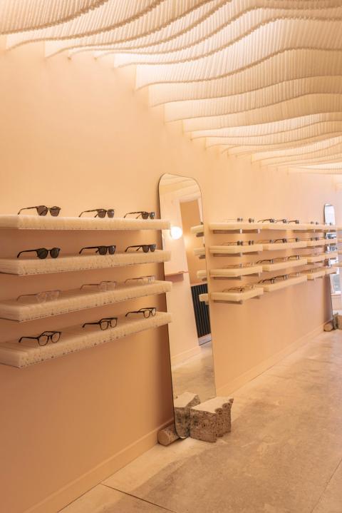 Kukoricakeményítőből készült polcok és gomba micéliumból formált dekoráció fogadja a vásárlókat a londoni üzlet