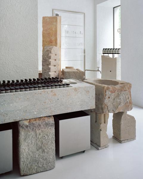 A múlt és a modern design találkozása egy bőrápolási márka üzletében, Barcelonában