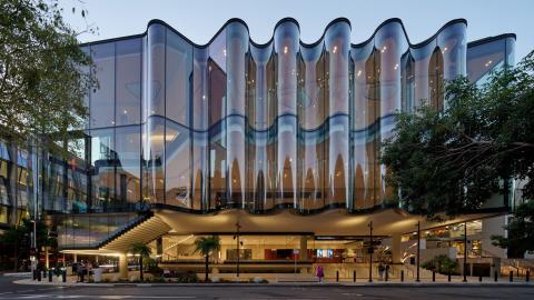 Ausztrália új kulturális ikonja egy színház, hullámzó üveghomlokzattal