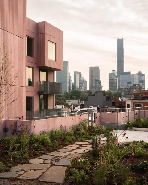 Rózsaszín betonépület Brooklyn szívében