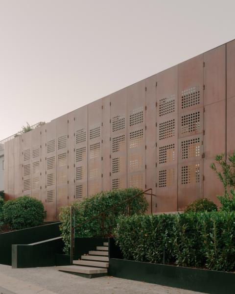 Mozgó homlokzat, új térélmény: az "introvertált" házkoncepció, újragondolva