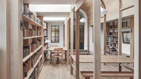 A Crawshaw Architects könyvtárrá alakított egy egykori tehénistállót