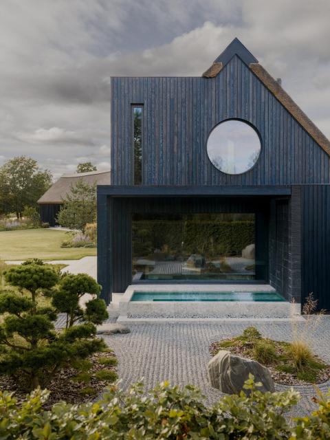 Szitakötő inspirálta építészet: egy nádtetős családi ház Lettországban