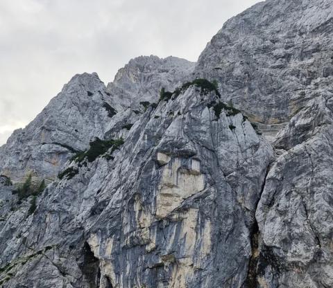 Sziklaomlás pusztította el a Pogány leány sziklaalakzatot a szlovén Júliai-Alpokban